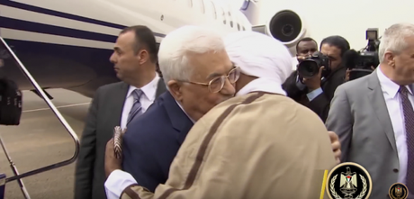 Palestinian President Mahmoud Abbas hugs Sudanese President Omar al-Bashir. (thetower.org)
