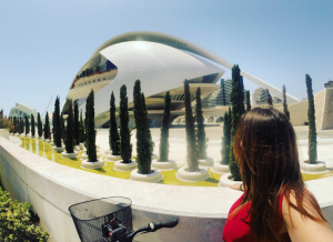 Paseando en bicicleta por la Ciudad de las Artes y las Ciencias. Valencia.