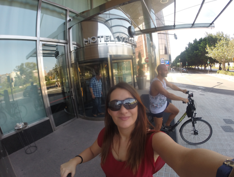 Saliendo en bicicleta del Hotel SH Valencia Palace.