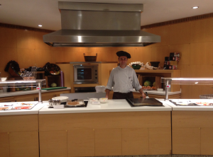 Isi preparando desayunos en el salón ante los huéspedes.