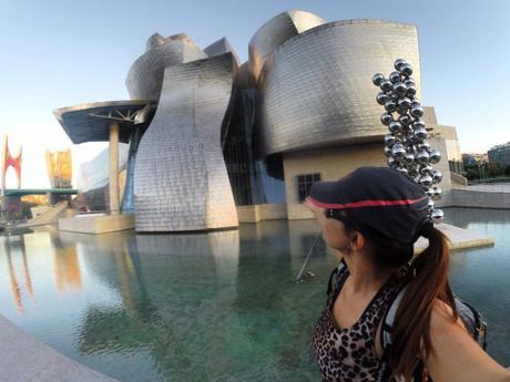 Frente al Museo Guggenheim de Bilbao.