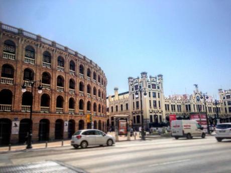 Plaza de toros a la izquierda y la estación del norte en Valencia a la derecha.