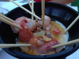 Brocheta de gambas a la brasa con infusión de queso de la sierra de Espadán con mermelada de tomate a la albahaca.