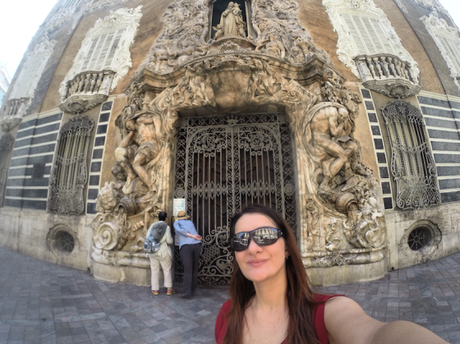 En la puerta del Museo Nacional de Cerámica y de las Artes Santuarias González Martí.