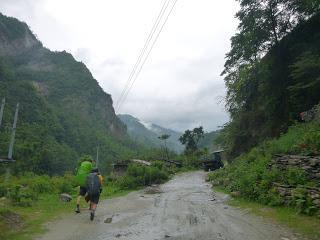 ANNAPURNA BASE CAMP ETAPA 1: TATOPANI (1190 m) - GHOREPANI (2860 m)