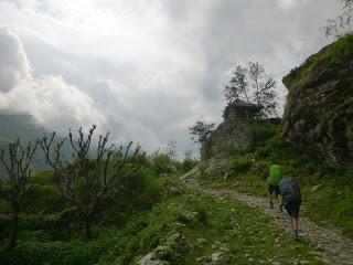 ANNAPURNA BASE CAMP ETAPA 1: TATOPANI (1190 m) - GHOREPANI (2860 m)