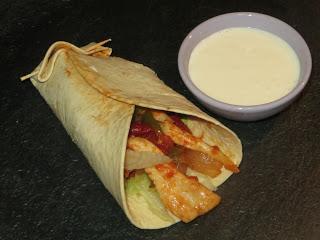 FAJITA DE POLLO CON SALSA AGRIA