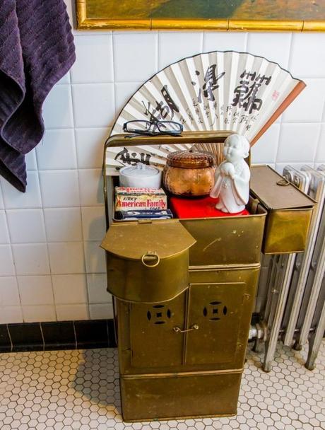 Proyectar la luz con espejos en el techo baños retro