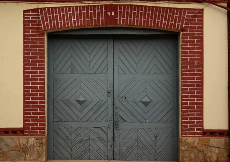 En este pueblo (XXIII) Puerta gris-espiga
