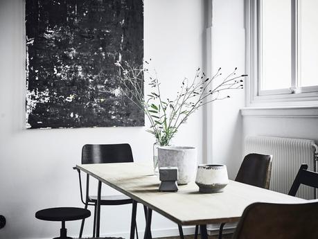 salón cocina abierta Mini piso para un artista interiores pequeños estilo nórdico escandinavo espacios diáfanos decoración mini pisos decoración en neutros blog decoracion interiores 
