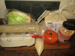 SÁNDWICH DE SALCHICHAS Y HUEVO