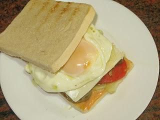 SÁNDWICH DE SALCHICHAS Y HUEVO