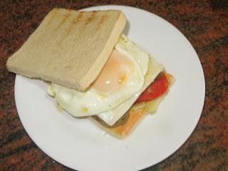 SÁNDWICH DE SALCHICHAS Y HUEVO