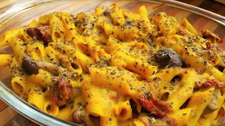 Macarrones con queso veganos bajos en grasa con setas y tomates secos