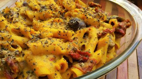 Macarrones con queso veganos bajos en grasa con setas y tomates secos
