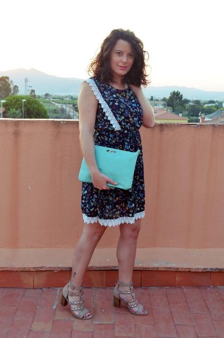 Vestido de flores con crochet look outfit streetstyle friendsfluencers mivestidoazul (5)