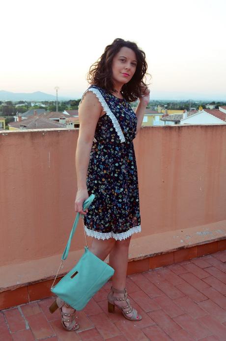 Vestido de flores con crochet look outfit streetstyle friendsfluencers mivestidoazul (9)