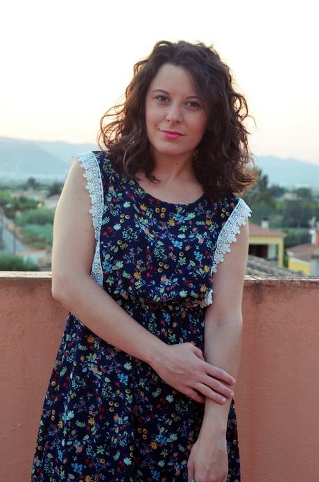 Vestido de flores con crochet look outfit streetstyle friendsfluencers mivestidoazul (10)