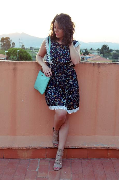 Vestido de flores con crochet look outfit streetstyle friendsfluencers mivestidoazul (3)
