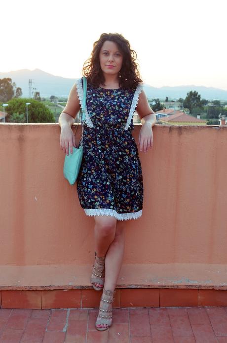 Vestido de flores con crochet look outfit streetstyle friendsfluencers mivestidoazul (2)