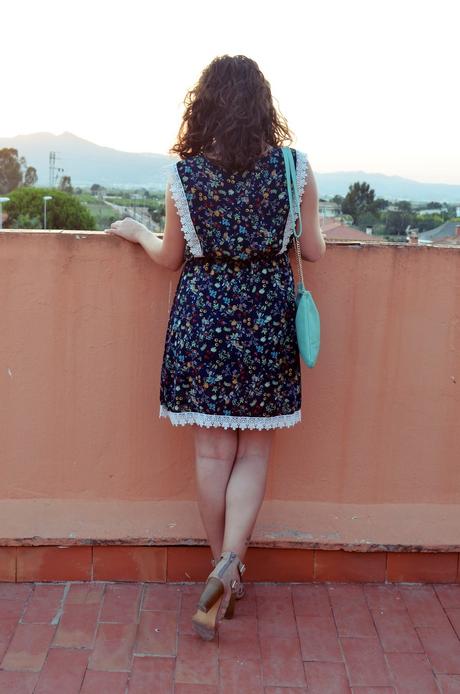 Vestido de flores con crochet look outfit streetstyle friendsfluencers mivestidoazul (7)