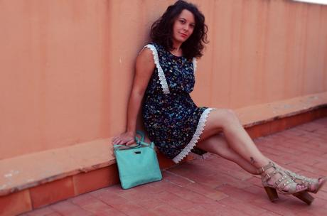 Vestido de flores con crochet look outfit streetstyle friendsfluencers mivestidoazul (15)