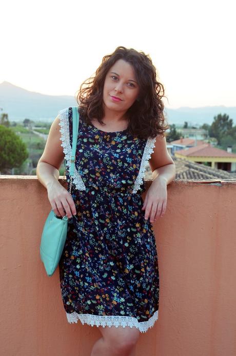 Vestido de flores con crochet look outfit streetstyle friendsfluencers mivestidoazul (8)