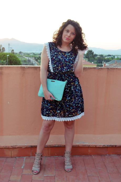 Vestido de flores con crochet look outfit streetstyle friendsfluencers mivestidoazul (6)