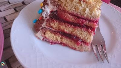 Tarta enrollada con chocolates