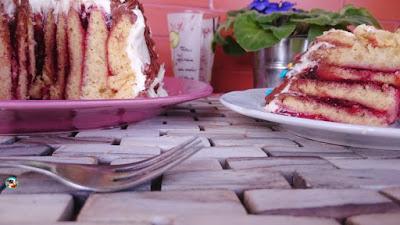 Tarta enrollada con chocolates