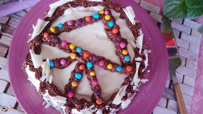 Tarta enrollada con chocolates