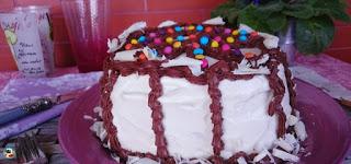 Tarta enrollada con chocolates