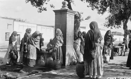 MUJERES EN LA FUENTE de la Calzada de Guadalupe