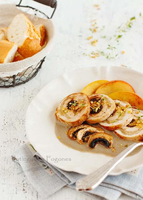 Pechuga rellena con salsa de champiñones al jerez