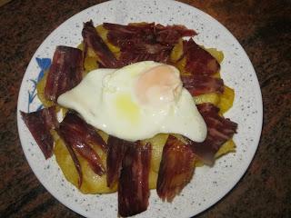 HUEVOS ROTOS CON CECINA