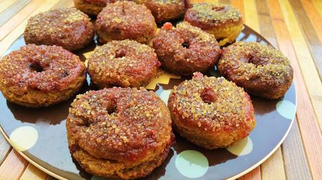 Donuts o rosquillas veganas con cobertura de fresa