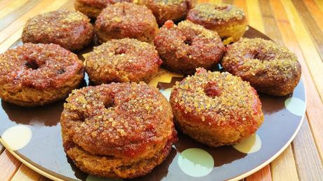 Donuts o rosquillas veganas con cobertura de fresa