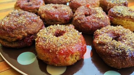 Donuts o rosquillas veganas con cobertura de fresa