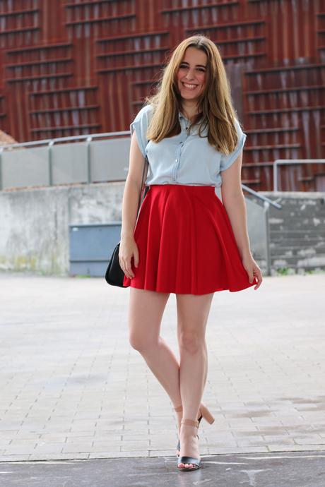 Camisa denim y falda roja