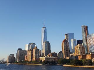 EL SKYLINE DEL DISTRITO FINANCIERO DE NUEVA YORK DESDE EL MAR