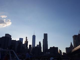 EL SKYLINE DEL DISTRITO FINANCIERO DE NUEVA YORK DESDE EL MAR