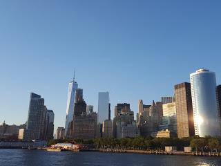 EL SKYLINE DEL DISTRITO FINANCIERO DE NUEVA YORK DESDE EL MAR