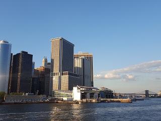 EL SKYLINE DEL DISTRITO FINANCIERO DE NUEVA YORK DESDE EL MAR