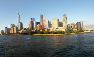 EL SKYLINE DEL DISTRITO FINANCIERO DE NUEVA YORK DESDE EL MAR