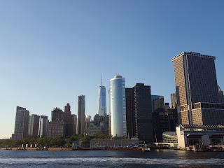 EL SKYLINE DEL DISTRITO FINANCIERO DE NUEVA YORK DESDE EL MAR