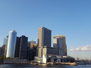 EL SKYLINE DEL DISTRITO FINANCIERO DE NUEVA YORK DESDE EL MAR