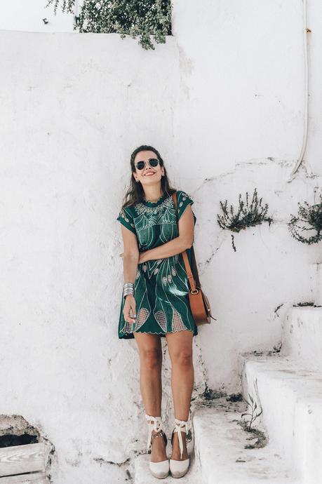 Tularosa_Dress-Soludos_Escapes-Soludos_Espadrilles-Sezane_Bag-Leather_Crossbody_Bag-Boho_Outfit-Look-Ray_Ban-Street_Style-Mykonos-Greece-Collage_Vintage-18-Recuperado