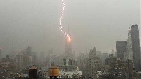 Captan en video un rayo impactando al Empire State Building