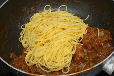 Espaguetis con atún y salsa de berenjenas y dátiles sin gluten