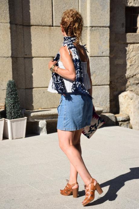 look con rayas y falda vaquera